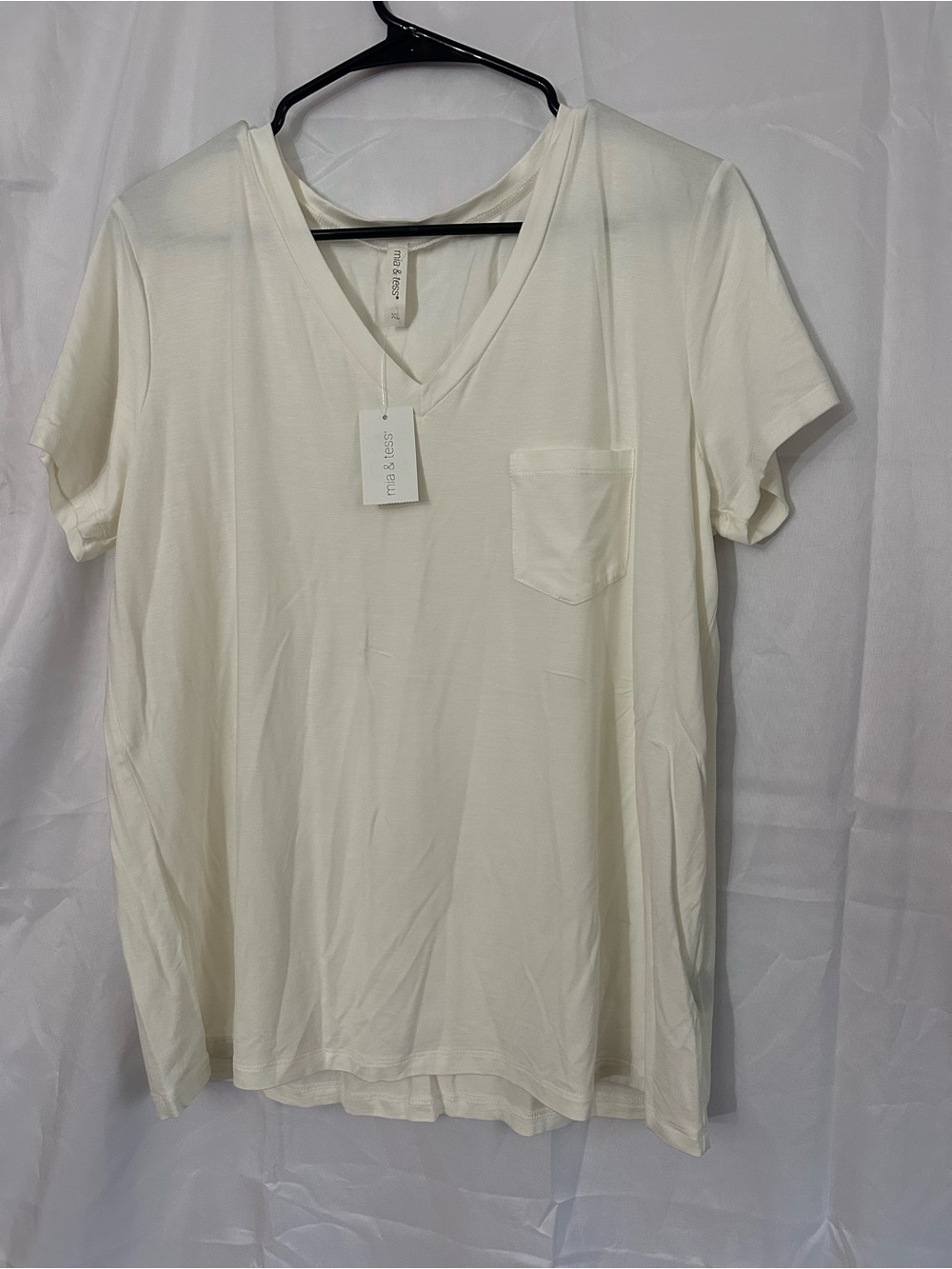 NWT Mia & Tess V-Neck Pocket Tee - Cream - Picture 2 of 4